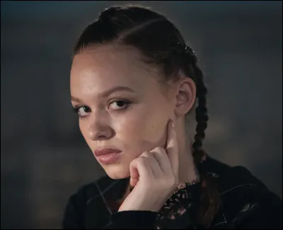 Ayant déjà fait une apparition dans un film, elle renforce sa célébrité en jouant dans...