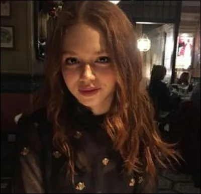 Choisissez la bonne description de ses cheveux et yeux.