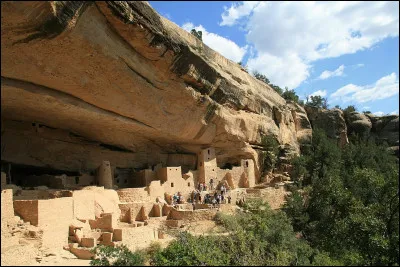 Disparus au XIIe s., les "Ancêtres de nos ennemis" (ou quelque chose d'approchant) peuplaient les falaises du sud-ouest des États-Unis : du matériel lithique fut retrouvé sur le site de [...]. Ils développèrent un système élaboré d'agriculture, de routes et de villes.