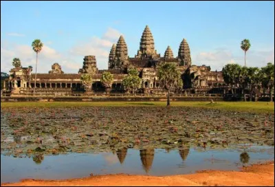 Gigantesque empire indochinois (IXe - XIIIe s.), ce royaume a édifié Angkor qui aurait pu accueillir jusqu'à ... d'habitants ! Comment se nommait-il ?