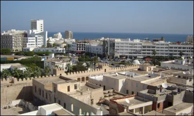 Quelle est cette ville portuaire de l'est de la Tunisie, troisième grande ville du pays surnommée la "perle du Sahel" ?