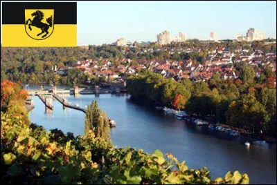 Quelle est cette ville allemande, capitale du Land de Bade-Wurtemberg, cité qui a vu naître la moto et l'automobile et où sont implantés Bosch, Mercedes, Maybach et Porsche ?