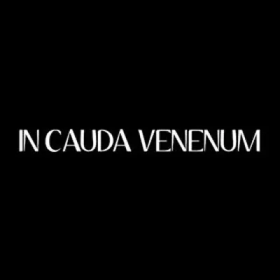 Quelle est la traduction de "in cauda venenum" ?