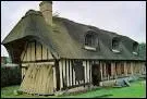 Quel lment architectural caractrise les maisons normandes ?