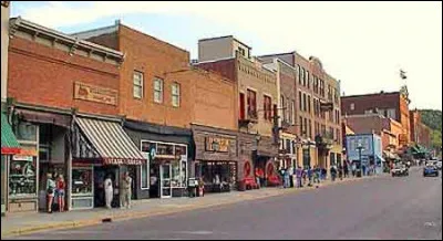 Cette ville du Dakota du Sud, renommée pour ses bandits et ses prostituées, est connue pour avoir été le théâtre du meurtre de Wild Bill Hickok et pour être le lieu de sépulture de Calamity Jane.