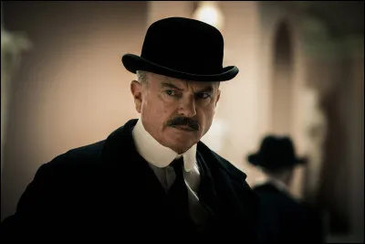 Sam Neill joue Chester Campbell dans...