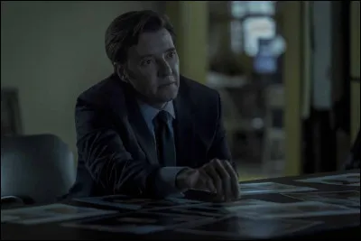 Jason Butler Harner joue Roy Petty dans...