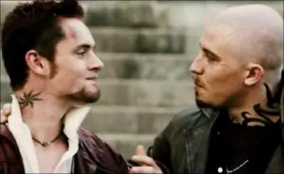 Quel lien de parent le jeune suspect assassin avait-il avec le chef de la bande ?