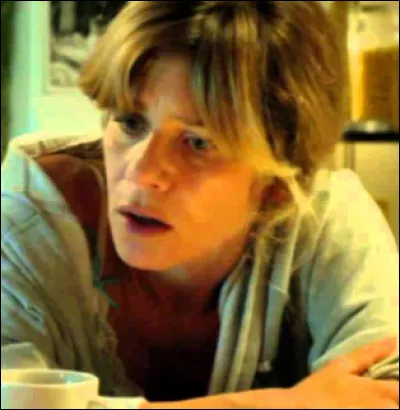 Marina Foïs joue Monique dans...