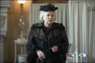 Josiane Balasko joue Madame Huchon dans...