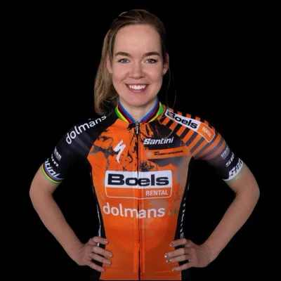 En 2020, quelle coureuse néerlandaise a réalisé le doublé aux championnats du monde, devenant la deuxième femme à remporter la même année le contre-la-montre et la course en ligne ?