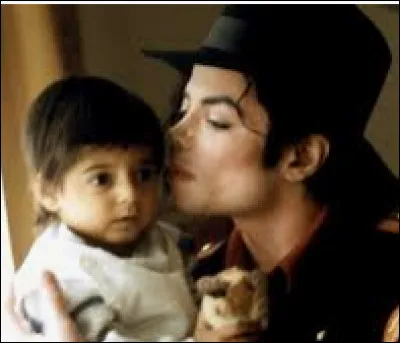 Michael Jackson aime les enfants.