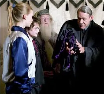 Quel personnage de la saga lui demande d'aller au bal avec lui... Et à qui Fleur met un vent ?