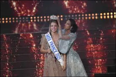 Qui couronne la nouvelle Miss chaque année ?