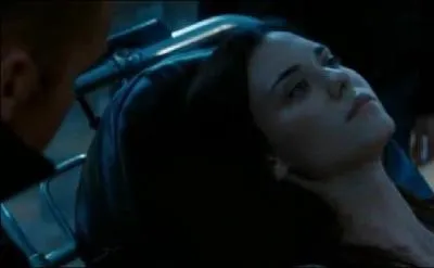 Qu'est-ce que tous ces personnages tentent alors de faire sur la jeune fille pour la dbarasser du dmon ?