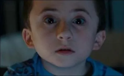 Avec quel objet cet trange petit garon, dont elle est la baby-sitter, la frappe au dbut du film ?