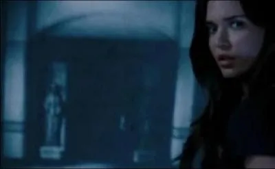 Que voit-elle sur la vido qu'elle dniche au grenier ?