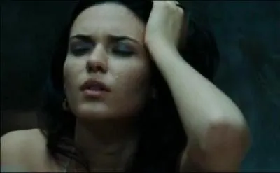 Qui voit-elle dans les toilettes de la bote de nuit, lorsqu'elle a une hallucination ?