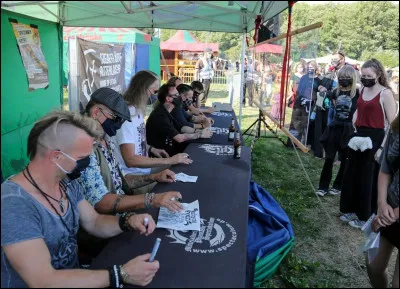 Complétez : 
"Hier ein Spiel, ein Trunk..."