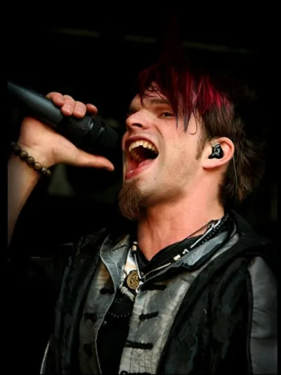 Complétez : 
"Klopft ein anderer stolz die..."