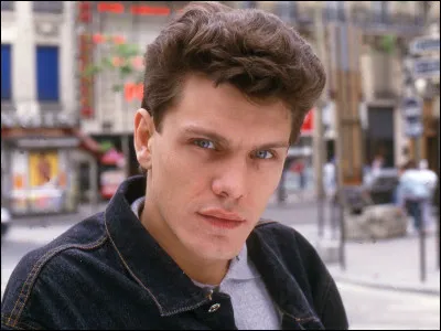 Quil est beau ce chanteur ! Il chanta « Elle a les yeux revolver »... Mais, qui est-il ?