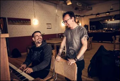 Complétez : 
"Totei tres fasiàn lo torn de..."