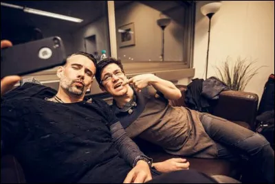 Complétez : 
"Nos i fotèm tot pel..."