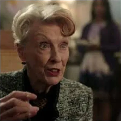 Comment se nomme la grand-mère de Cheryl ?