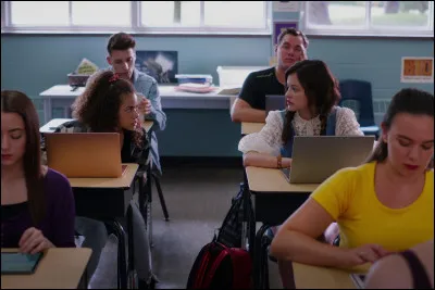 Finalement Max trouve le téléphone de Marcus dans leur canapé et lit les messages, mais elle est tout d'un coup énervée, pourquoi ?