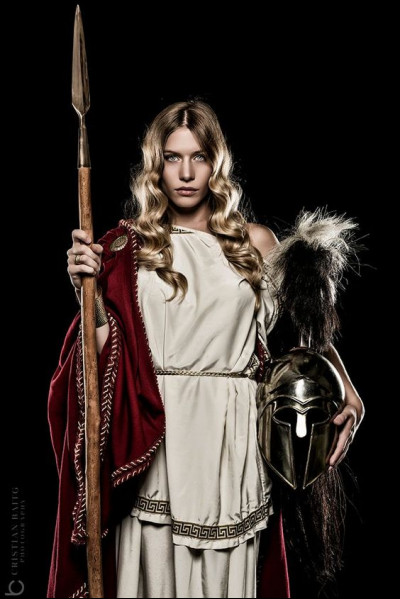 Qui est cette déesse grecque de la sagesse et protectrice de nombreux héros ?