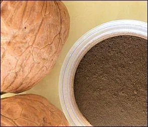 Avec quoi fabrique-t-on le brou de noix qui sert  teinter le bois ?