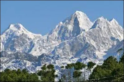 Dans quel pays se situe l'Himalaya, la plus grande chaîne de montagnes du monde ?