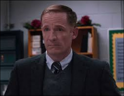 Qui joue le rôle du proviseur ?