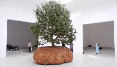 Elle est considérée comme la plus prestigieuse des manifestations artistiques dans le monde où se fait le marché de l'art. Laquelle est-ce ?