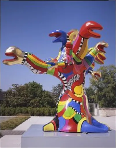 Cet artiste affectionne les couleurs vives. Qui a réalisé cette sculpture intitulée "l'Arbre aux serpents" ?