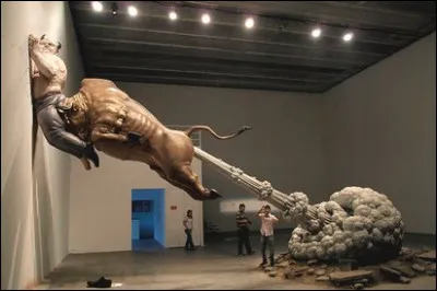 Chen Wenling est un artiste néo-réaliste chinois né en 1964. À travers une variété de sculptures surréalistes et souvent grotesques, il dénonce...