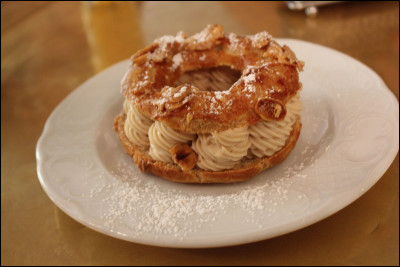 Quel est ce gâteau d'origine française en forme de roue de vélo, composé d'une pâte à chou fourrée de crème pralinée et parsemée d'amandes ?