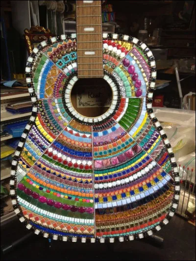 Qui chantait "La France m'a laissé tomber" ?