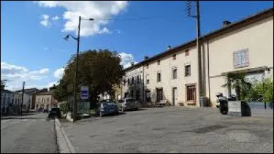 Petit tour dans le Quercy, à Monclar-de-Quercy. Commune occitane, dans l'aire urbaine Montalbanaise, elle se situe dans le département ...