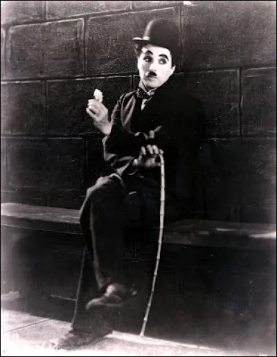 En 1913, Chaplin apparaît pour la première fois à lécran dans une production de la Keystone. Quel réalisateur l'a mise en scène ?