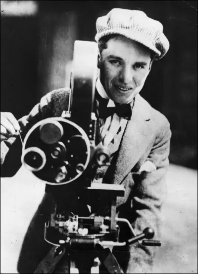 Chaplin est devenu metteur en scène de ses propres films en...