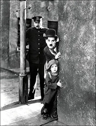 Quels accessoires sont devenus ses signes distinctifs parmi ceux-ci ?