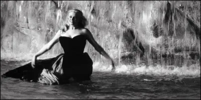 L'actrice suédoise Anita Ekberg est devenue célèbre avec la fameuse scène de la fontaine de Trevi, à Rome, dans le film ...