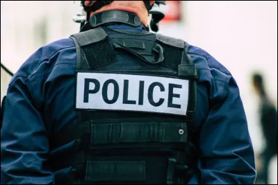 Le lendemain des policiers ont toqué à la porte, combien étaient-ils ?