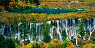"Jiǔzhàigōu" : non, ça ne veut pas dire qu'il y a le tout-à-l'égout, mais cette vallée du plateau tibétain reste empreinte de légendes. Comme celle de la création des nombreux lacs qu'elle abrite !