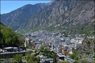 Elle poss&egrave;de des fronti&egrave;res avec la France et avec l'Espagne :