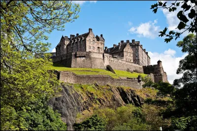 900 ans d'histoire, ponctués d'affrontements, de disparitions et autres "phénomènes" inexpliqués ont assuré à cette forteresse une réputation solide de nid à fantômes. Que voyons-nous ici ?