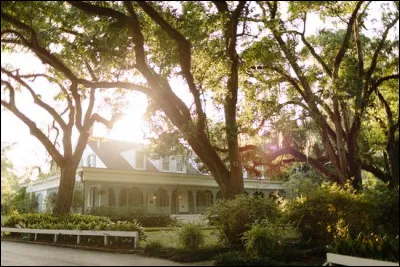 Plantation des Myrtles (Louisiane) > C'est le fantôme d'une jeune esclave du XIXe s., suppliciée puis meurtrière, qui vient hanter les lieux... Que lui aurait-on fait ?