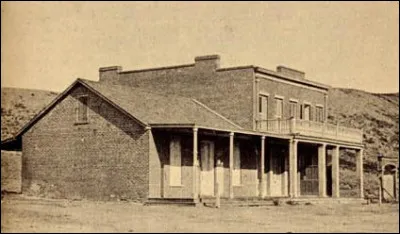 Cette maison du XIXe s. (ici en 1865) est aujourd'hui un musée, mais il s'y passerait d'étranges phénomènes attirant toutes sortes de médiums, charlatans et... touristes ! Comment l'appelle-t-on ?