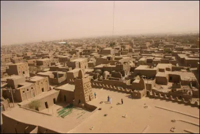 Quelle est cette ville du Mali, cité historique de renommée mondiale, patrimoine mondial de l'humanité, surnommée "la Perle du désert" et "la ville aux 333 saints " ?